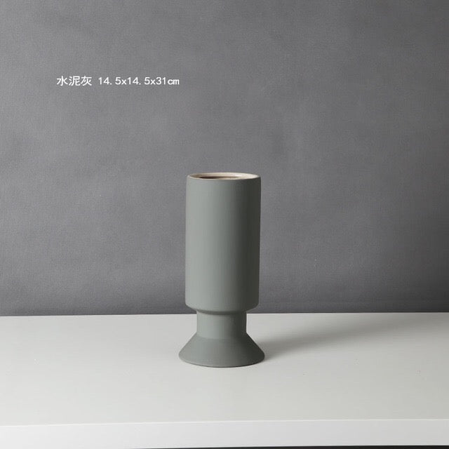Modern Sculptural Ceramic Vase – Minimalist Decorative Accent