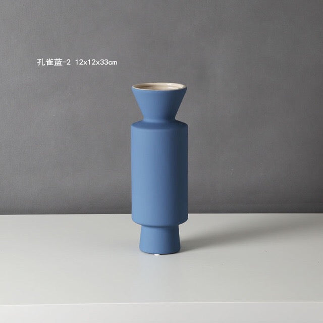 Modern Sculptural Ceramic Vase – Minimalist Decorative Accent