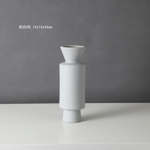 Modern Sculptural Ceramic Vase – Minimalist Decorative Accent