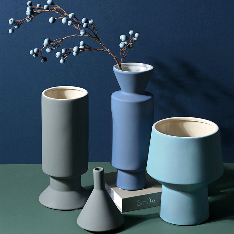 Modern Sculptural Ceramic Vase – Minimalist Decorative Accent